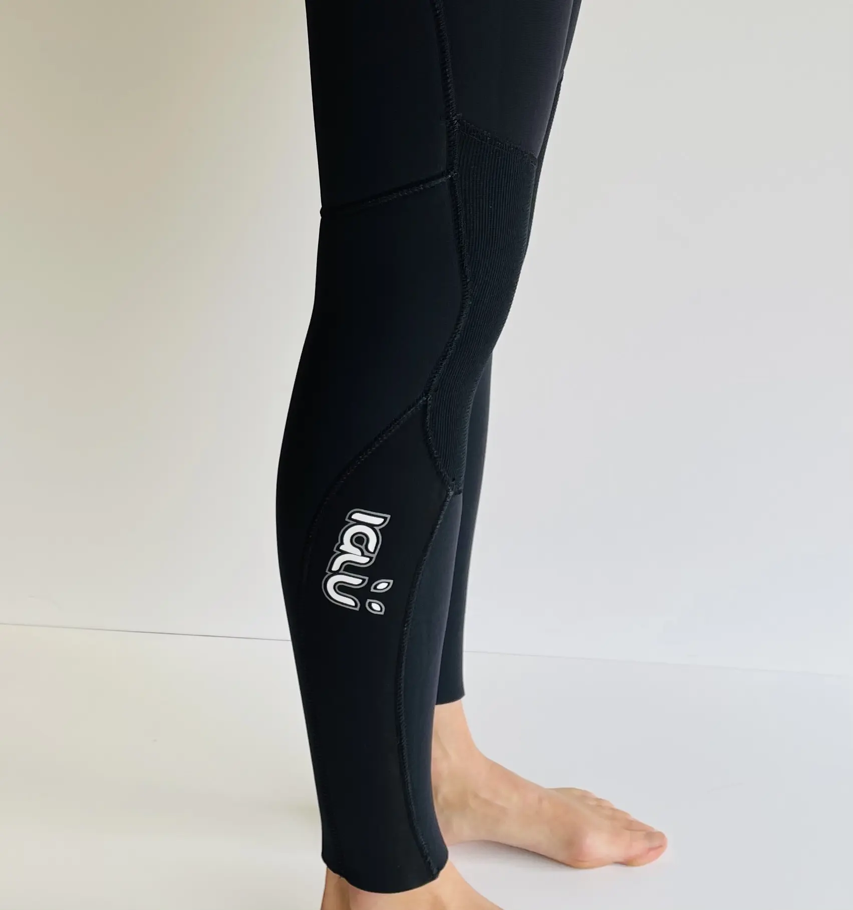 4/3 Iglu Wetsuits Women's Winter Wetsuit - Black - Image 7